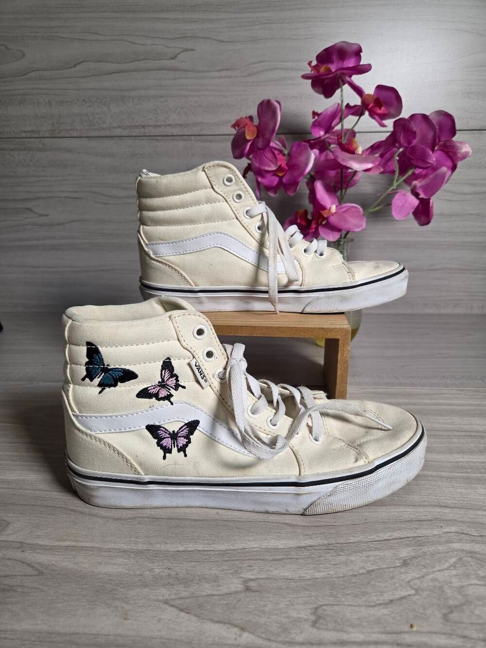 Vans Sk8-Hi Cream Off-White High Top Sneakers Butterfly Embroidered Women’s 7.5